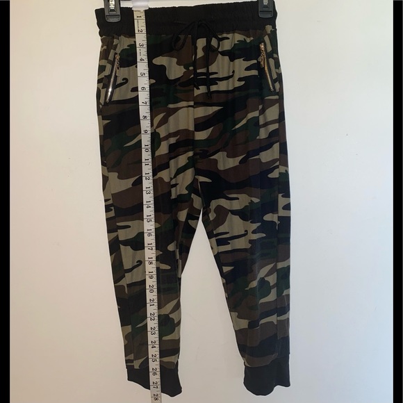 LA12ST - Juniors Camo Super Soft Capri Joggers (Size: Medium) - Picture 3 of 5